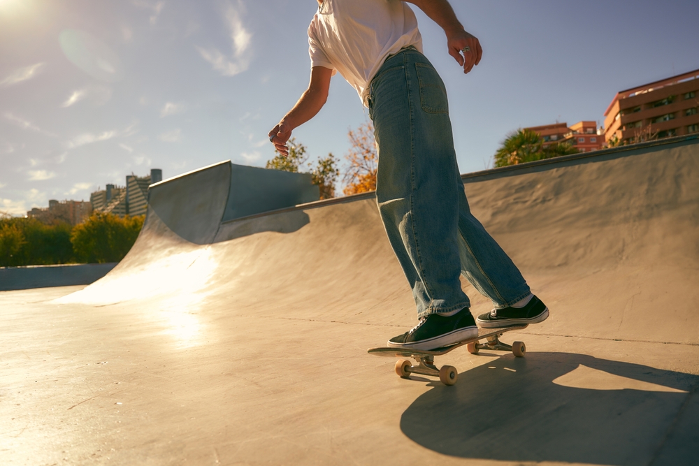 Skateboarding in Urban Skatepark at Sunset - Thomas Augusto Skater riding smoothly in a skatepark during golden hour, highlighting balance, motion, and lifestyle. - Thomas Augusto